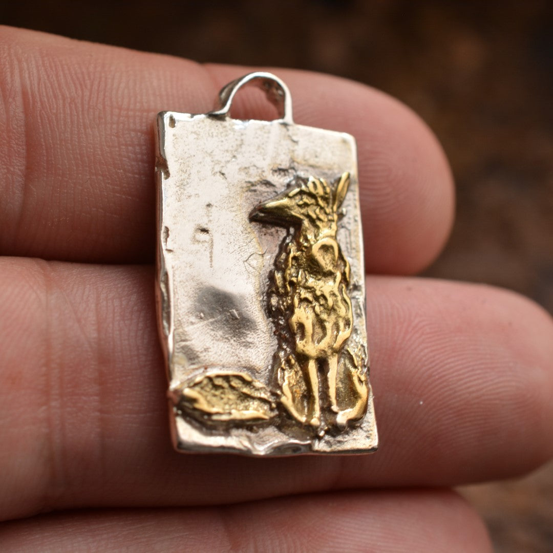 Ръчно изработен сребърен медальон 925 „Лисица“ със златни акценти | Талисман на интуицията, чара и независимостта на духа | Амулет на женската енергия и свободата | Бохо – Рустик – Скулптурни бижута | Арт Дива