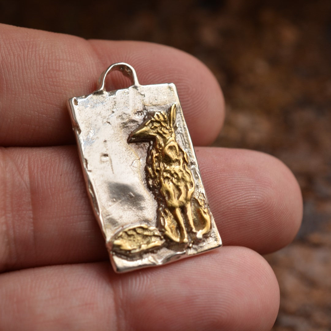 Ръчно изработен сребърен медальон 925 „Лисица“ със златни акценти | Талисман на интуицията, чара и независимостта на духа | Амулет на женската енергия и свободата | Бохо – Рустик – Скулптурни бижута | Арт Дива