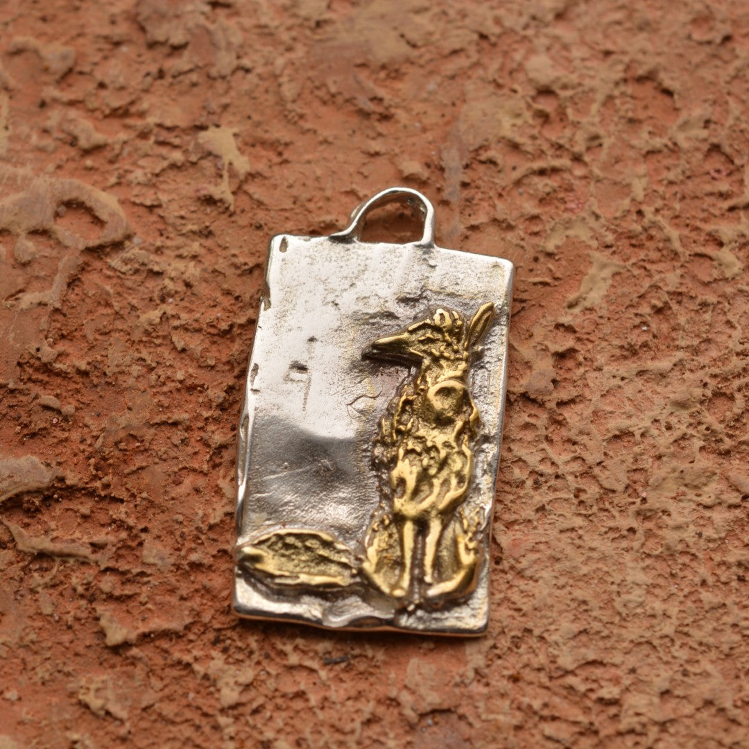 Ръчно изработен сребърен медальон 925 „Лисица“ със златни акценти | Талисман на интуицията, чара и независимостта на духа | Амулет на женската енергия и свободата | Бохо – Рустик – Скулптурни бижута | Арт Дива