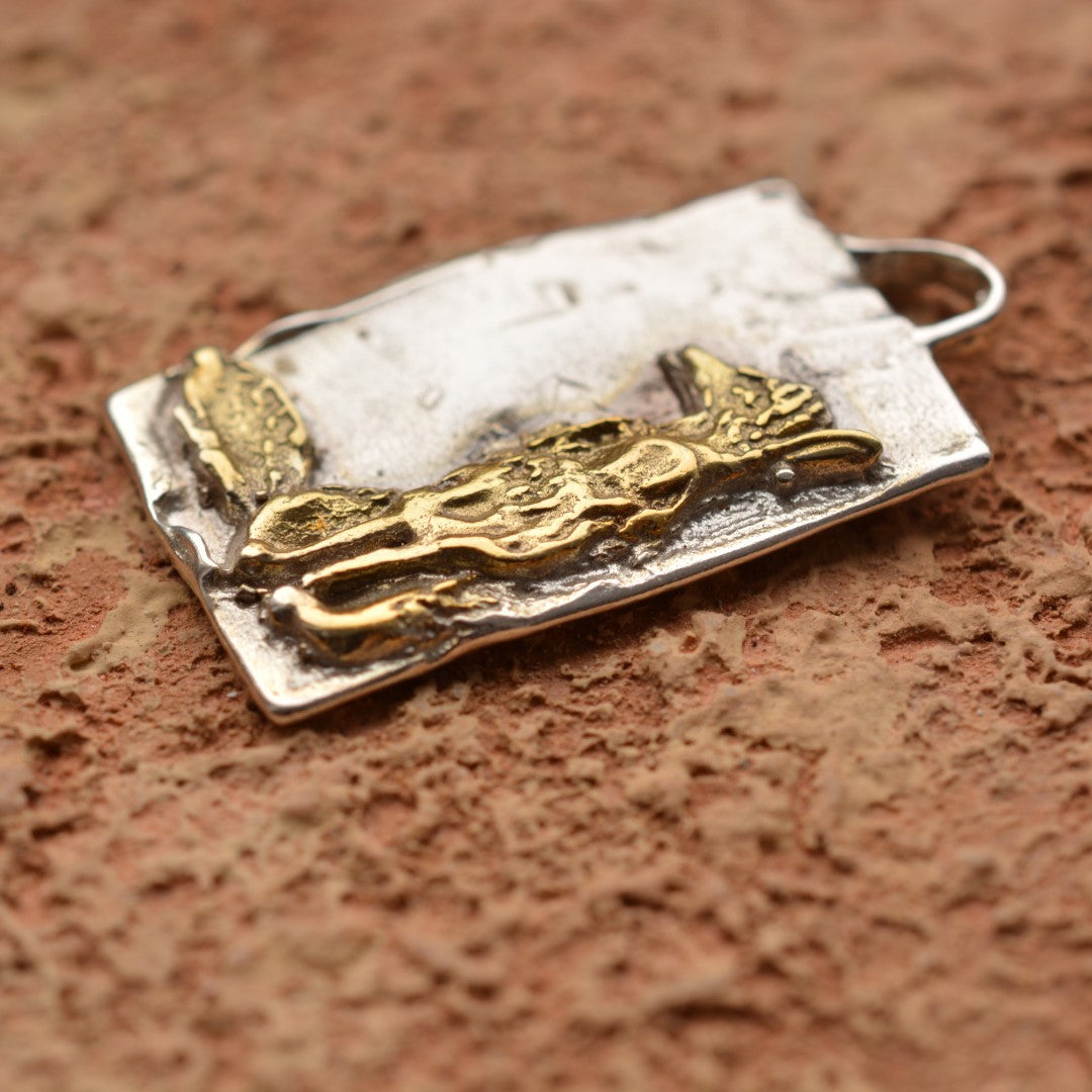 Ръчно изработен сребърен медальон 925 „Лисица“ със златни акценти | Талисман на интуицията, чара и независимостта на духа | Амулет на женската енергия и свободата | Бохо – Рустик – Скулптурни бижута | Арт Дива