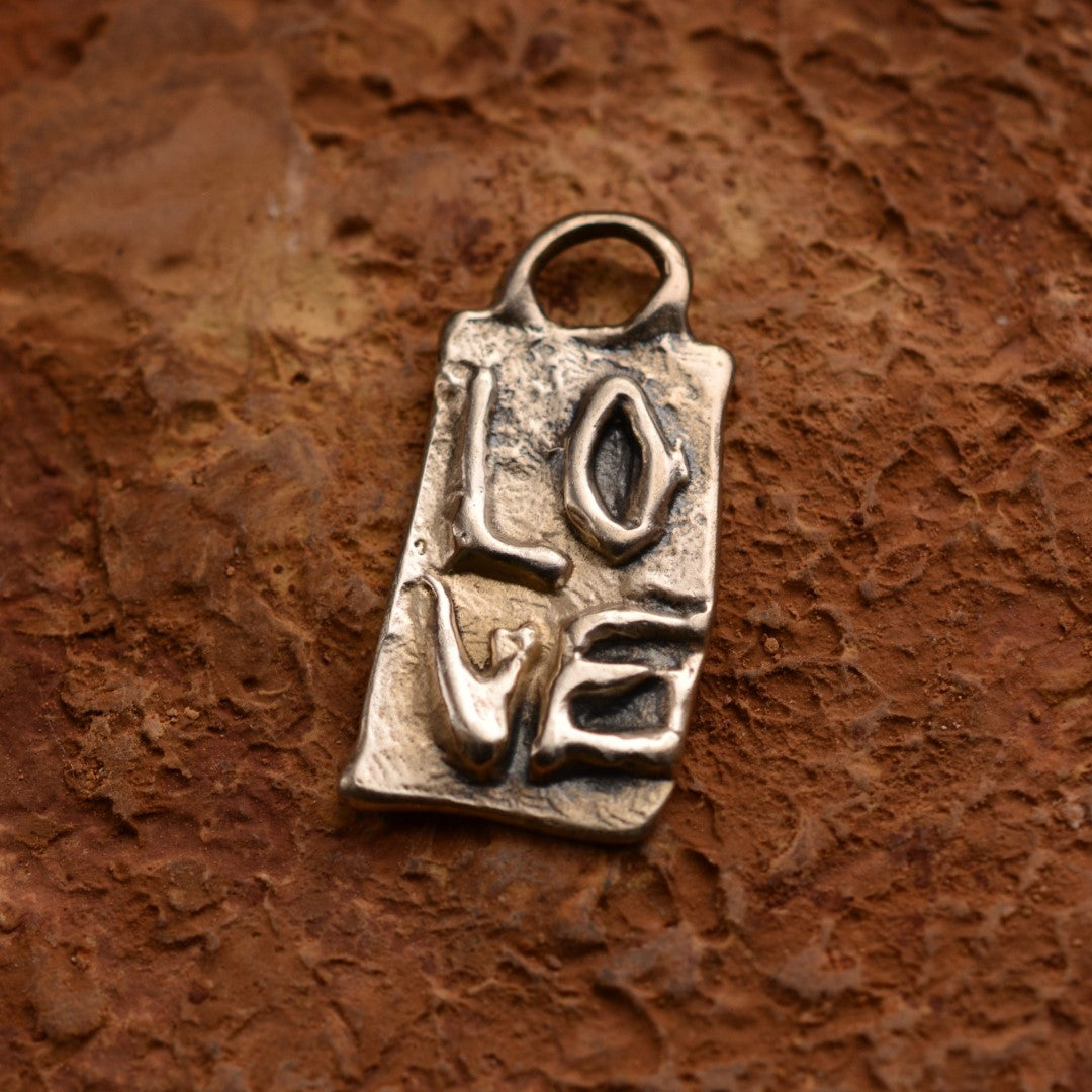 Сребърен медальон 925 „LOVE“ – скулптурен талисман за любов, ръчна изработка, бохо стил, символично бижу, подходящ подарък за майка, дъщеря или приятелка | Арт Дива