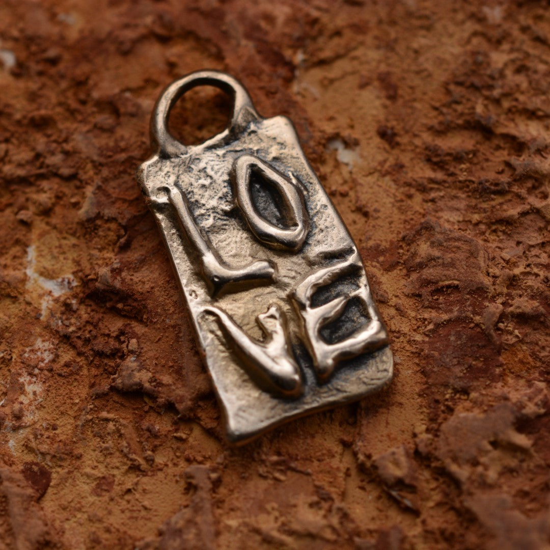 Сребърен медальон 925 „LOVE“ – скулптурен талисман за любов, ръчна изработка, бохо стил, символично бижу, подходящ подарък за майка, дъщеря или приятелка | Арт Дива