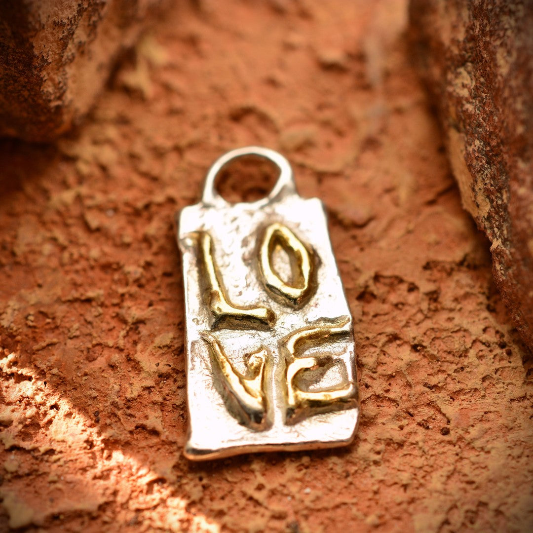 Сребърен Медальон 925 „LOVE“ – Скулптурен Талисман за Любов, Ръчна Изработка, Бохо Стил, Символично Бижу, Подходящ Подарък | ArtDiva Скулптурни Бижута | Колекция „Блясък“ със Златни Акценти