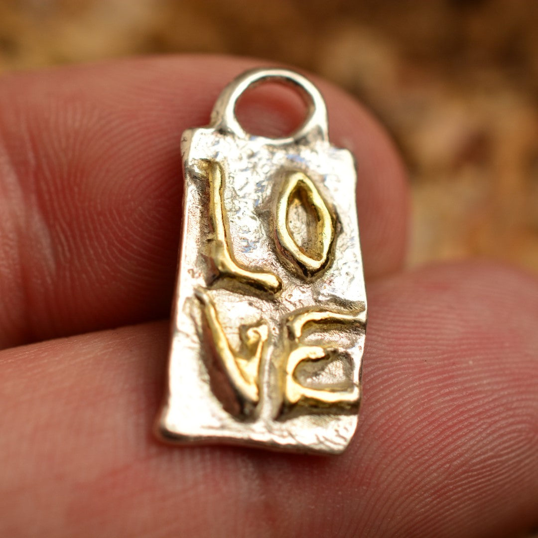 Сребърен Медальон 925 „LOVE“ – Скулптурен Талисман за Любов, Ръчна Изработка, Бохо Стил, Символично Бижу, Подходящ Подарък | ArtDiva Скулптурни Бижута | Колекция „Блясък“ със Златни Акценти