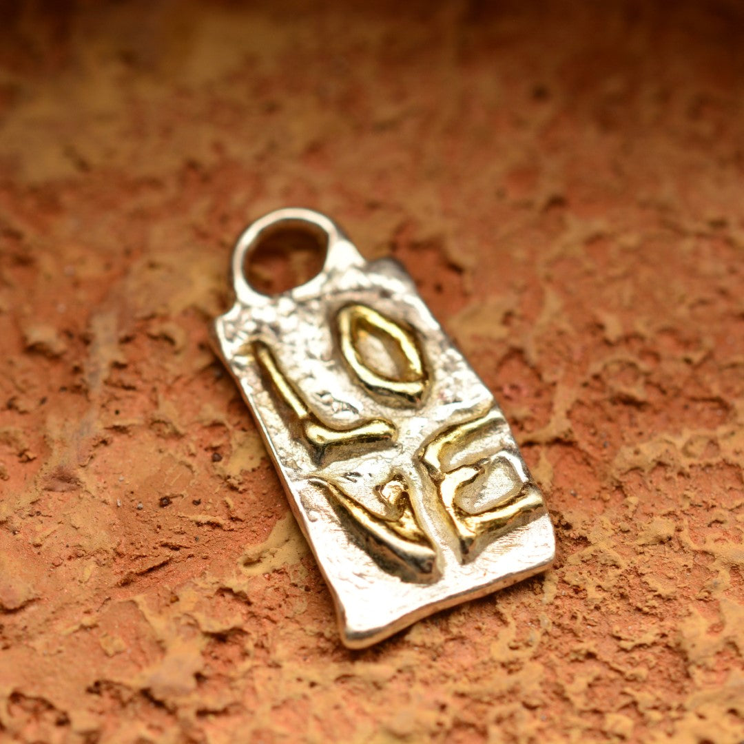 Сребърен Медальон 925 „LOVE“ – Скулптурен Талисман за Любов, Ръчна Изработка, Бохо Стил, Символично Бижу, Подходящ Подарък | ArtDiva Скулптурни Бижута | Колекция „Блясък“ със Златни Акценти