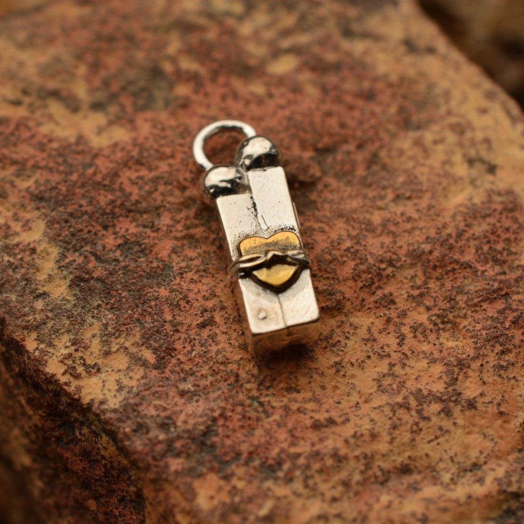 Сребърен медальон 925 „Любов в окови“ със златни акценти | Амулет на изпитания и сила | Ръчно изработен талисман от Арт Дива | Бохо – Рустик – Скулптурно бижу