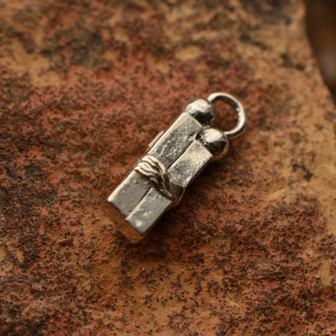 Сребърен медальон 925 „Любов в окови“ със златни акценти | Амулет на изпитания и сила | Ръчно изработен талисман от Арт Дива | Бохо – Рустик – Скулптурно бижу