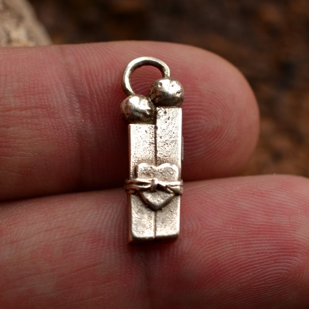 Сребърен медальон 925 „Любов в окови“ | Амулет на изпитания и сила | Ръчно изработен талисман от Art Diva | Бохо – Рустик – Скулптурно бижу