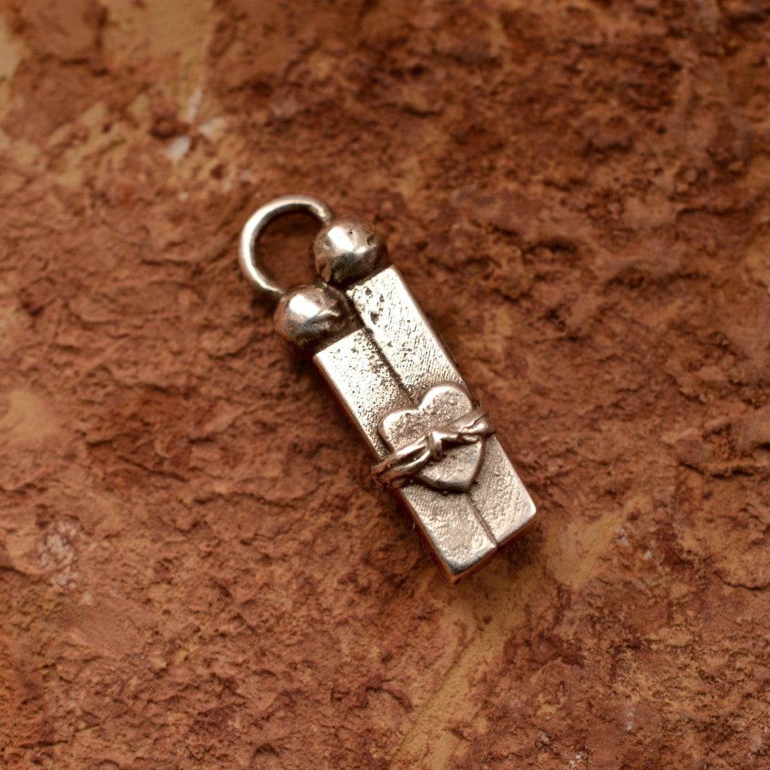 Сребърен медальон 925 „Любов в окови“ | Амулет на изпитания и сила | Ръчно изработен талисман от Art Diva | Бохо – Рустик – Скулптурно бижу