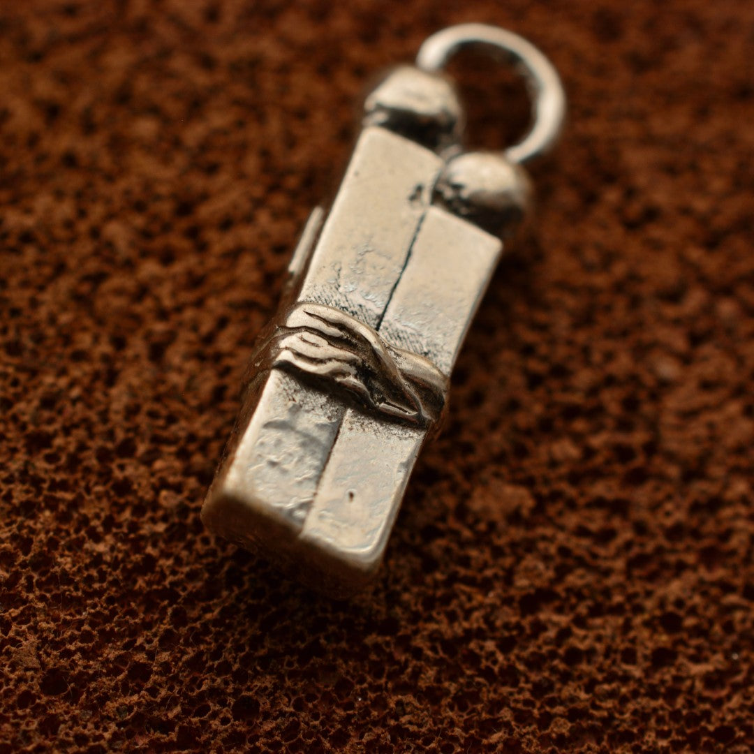 Сребърен медальон 925 „Любов в окови“ със златни акценти | Амулет на изпитания и сила | Ръчно изработен талисман от Арт Дива | Бохо – Рустик – Скулптурно бижу