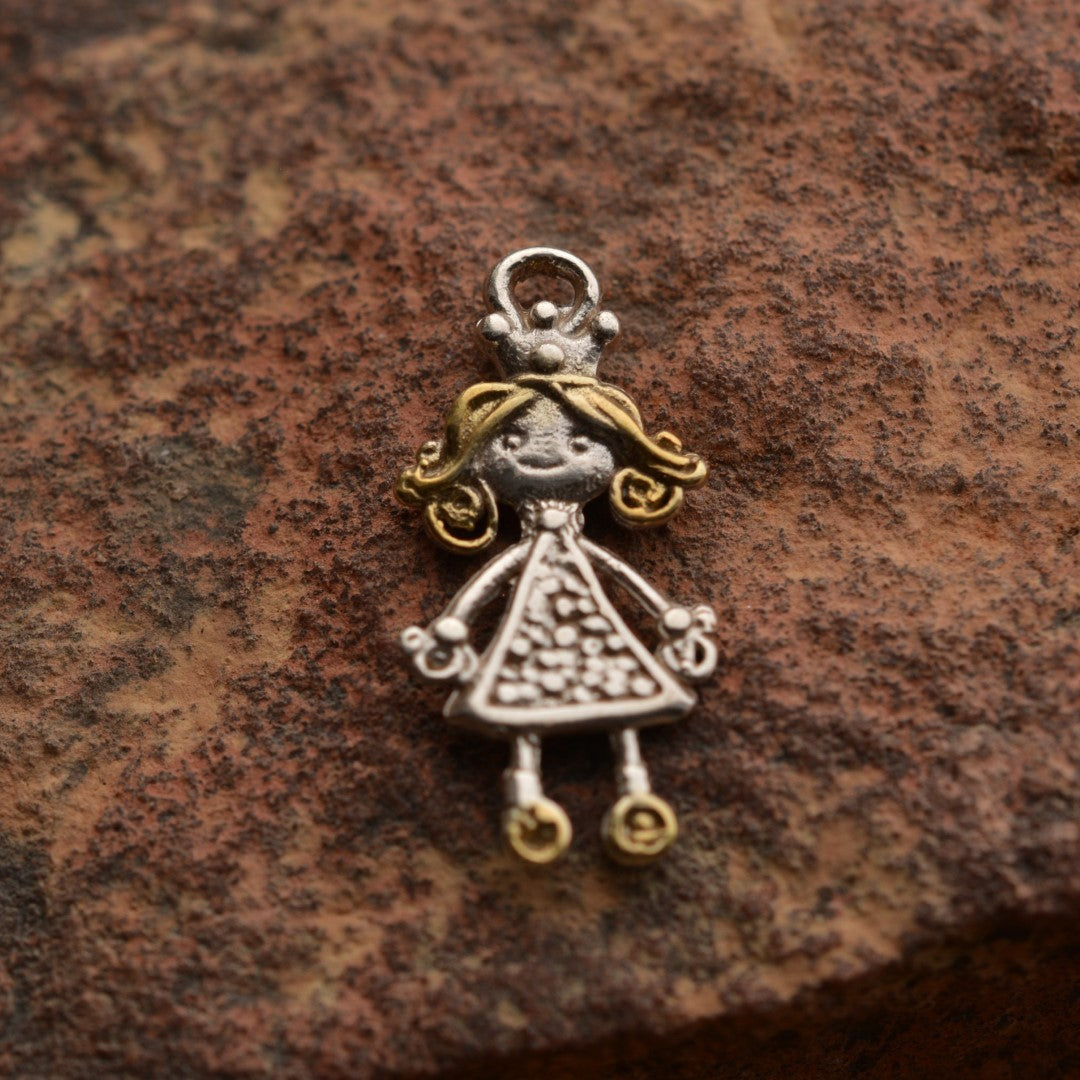 „Малка принцеса“ – сребърен медальон 925 със златни акценти | Талисман на детската радост и безгрижната усмивка | Амулет на обичта и спомените от детството | Бохо – Рустик – Скулптурни бижута | Арт Дива