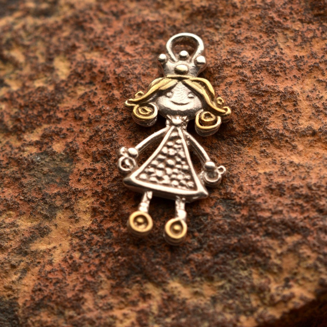 Ръчно изработен сребърен медальон 925 „Малка принцеса“ със златни акценти – талисман на детската радост, чистотата и спомените от детството, бохо-рустик скулптурно бижу от Арт Дива, заснето върху топъл каменен фон.
