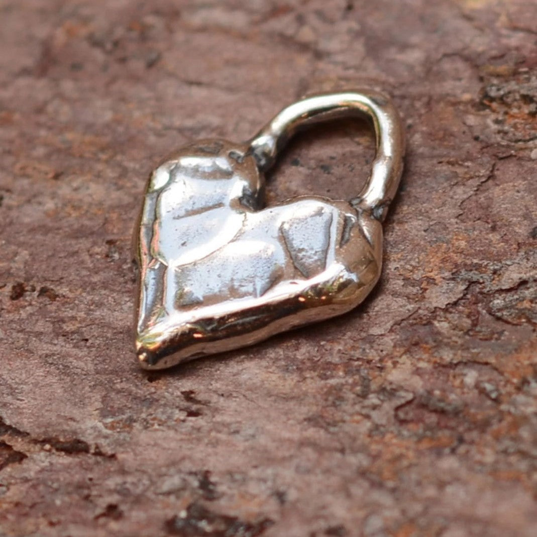 Сребърно бижу 925 – любовен медальон „Малко Сърце“, талисман за обич и свързаност, бохо стил, ръчна изработка | АртДива