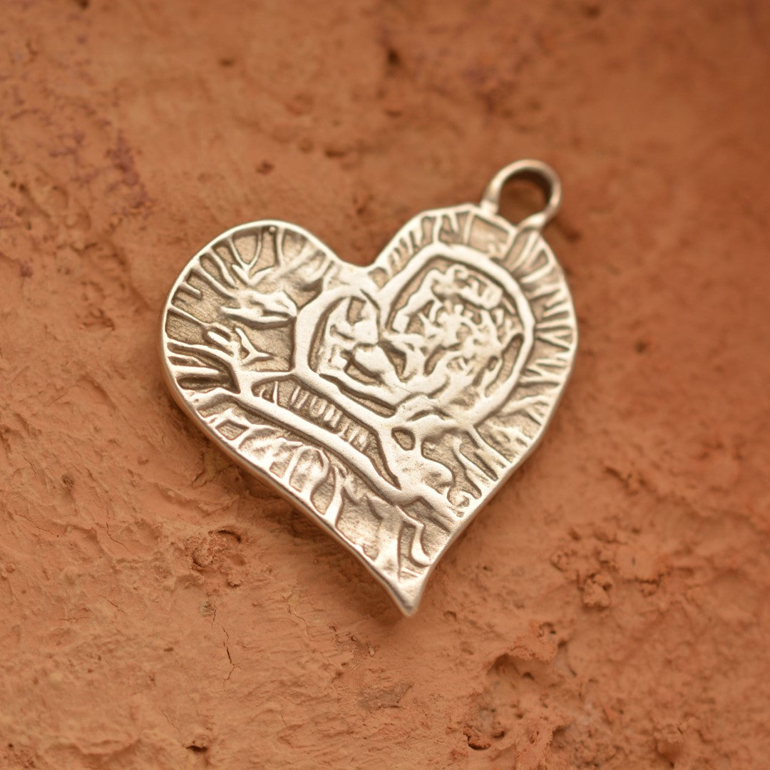 Сребърно бижу 925 – медальон „Мама, татко и аз“, три сърца в едно, талисман за любов и свързаност, скулптурни бижута, бохо стил, ръчна изработка | Арт Дива