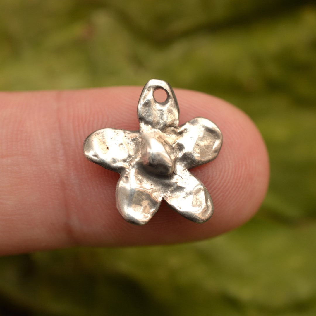 Сребърен медальон 925 маргаритка – талисман за нежност и ново начало, скулптурни бижута, бохо стил, ръчна изработка, подходящ подарък за майка, дъщеря или приятелка | Арт Дива