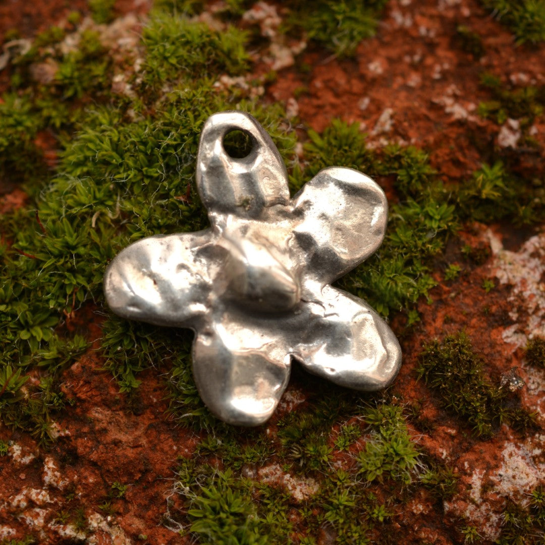 Сребърен медальон 925 маргаритка – талисман за нежност и ново начало, скулптурни бижута, бохо стил, ръчна изработка, подходящ подарък за майка, дъщеря или приятелка | Арт Дива