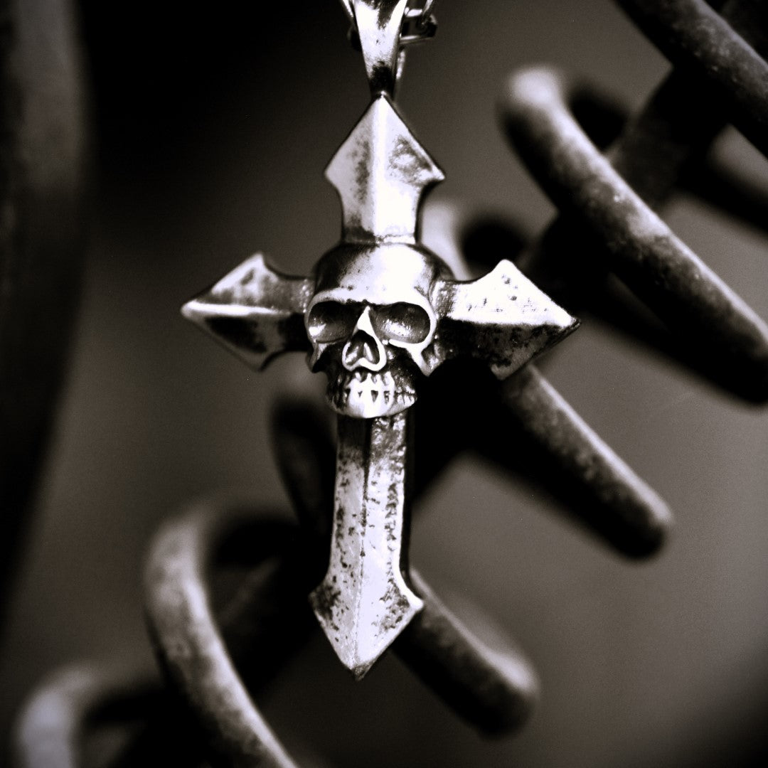 Сребърен медальон 925 „Memento Mori“ – мъжки кръст със символ на смъртта и вечността | Арт Дива