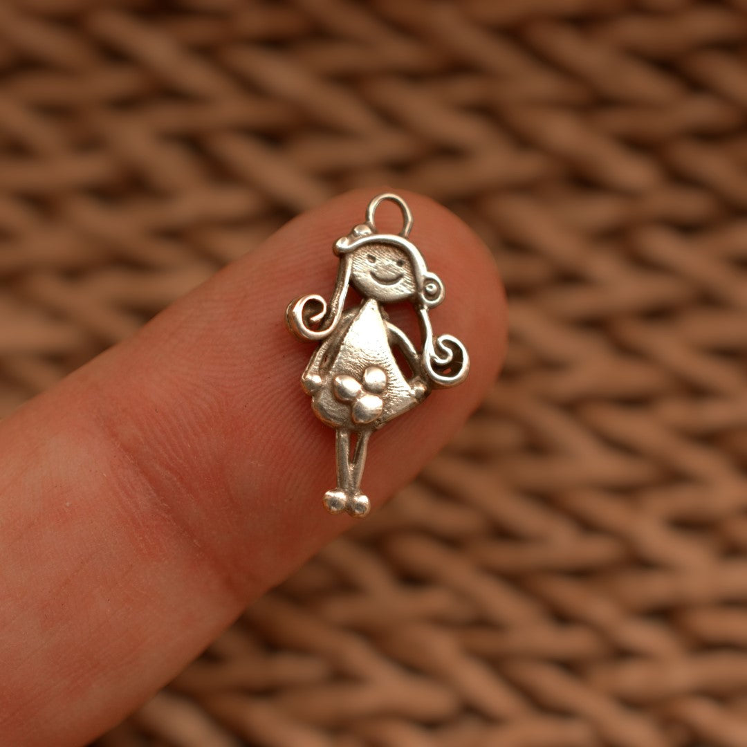 Сребърен медальон 925 „Момиче с цвете“ – талисман за обич и спомен | Подходящ за сестра, приятелка или дъщеря към майка | Art Diva