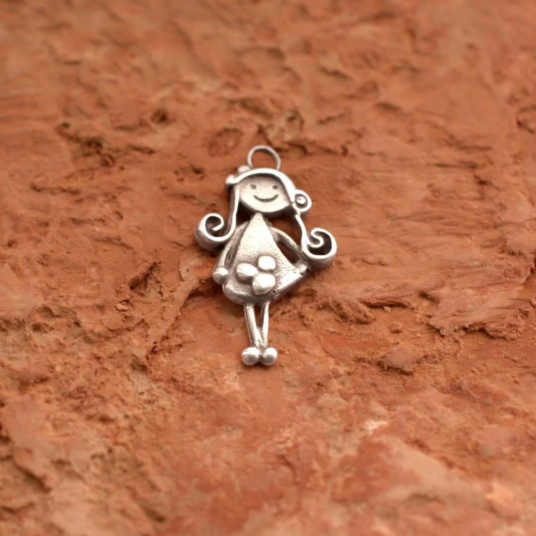 Сребърен медальон 925 „Момиче с цвете“ – талисман за обич и спомен | Подходящ за сестра, приятелка или дъщеря към майка | Art Diva