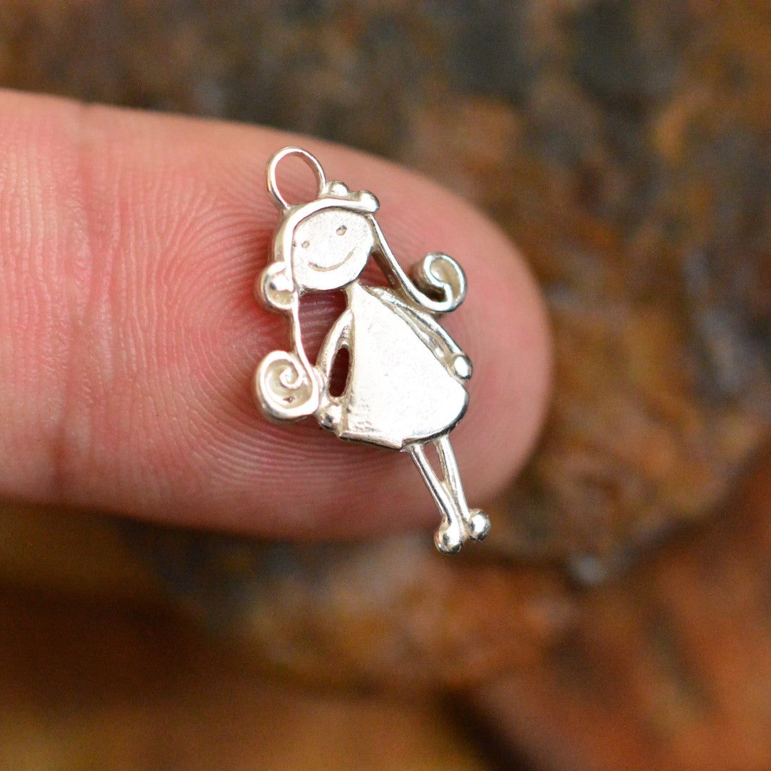 Сребърен медальон 925 със златни акценти „Момиче с цвете“ – талисман за обич и спомен | Подходящ за сестра, приятелка или дъщеря към майка | Art Diva