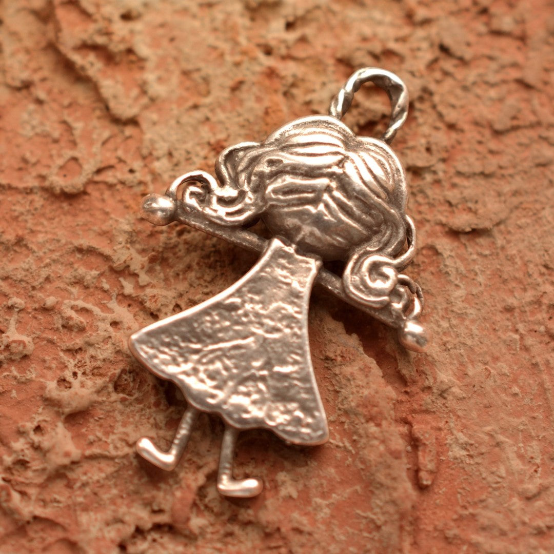 Сребърен медальон 925 „Прегръдка“ | Талисман за сестра, майка или най-добра приятелка | Бохо рустик скулптурно бижу, ръчна изработка | Арт Дива