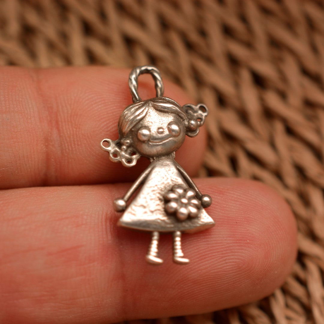 Сребърен медальон 925 „Момиченце с цвете“ – талисман за сестринска обич и подкрепа | Бохо – Рюстик – Скулптурни бижута | Арт Дива