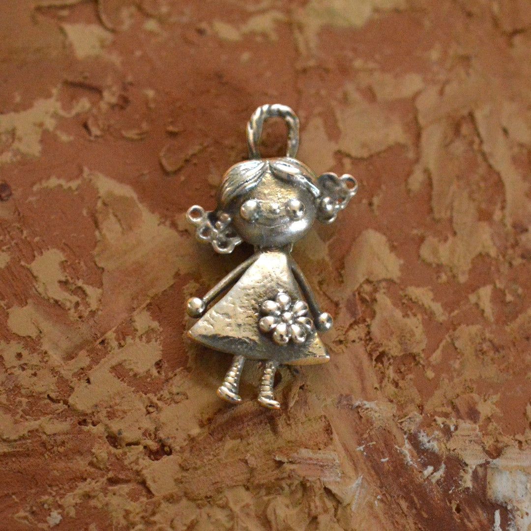 Сребърен медальон 925 „Момиченце с цвете“ – талисман за сестринска обич и подкрепа | Бохо – Рюстик – Скулптурни бижута | Арт Дива