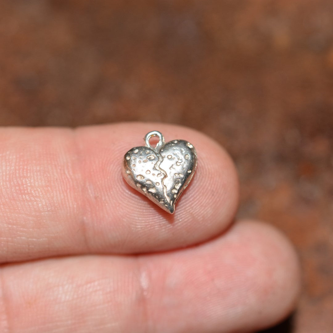 Сребърен медальон 925 „Каменено напукано сърце“ | Амулет на сила и любов | Ръчно изработено бохо-рустик бижу от ArtDiva | Скулптурен дизайн