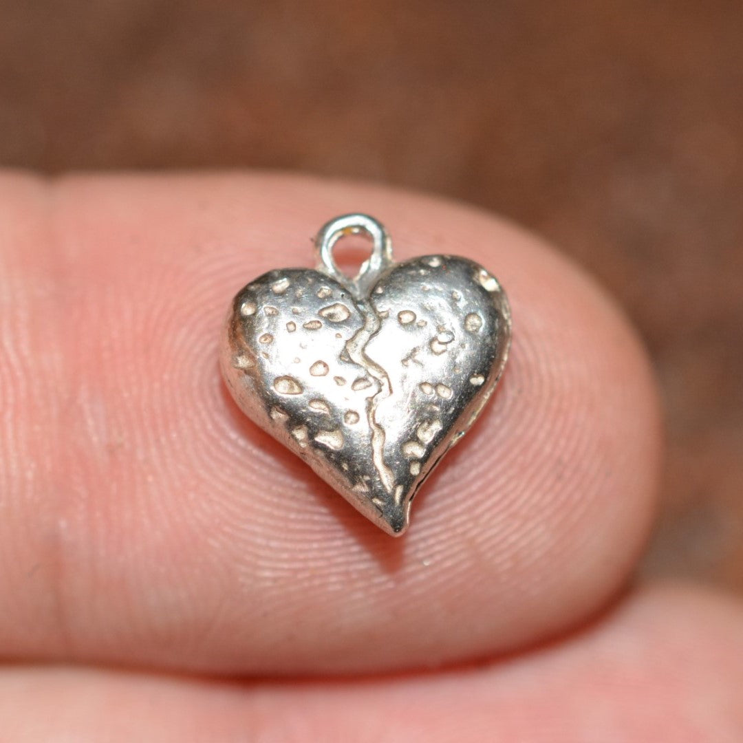 Сребърен медальон 925 „Каменено напукано сърце“ | Амулет на сила и любов | Ръчно изработено бохо-рустик бижу от ArtDiva | Скулптурен дизайн