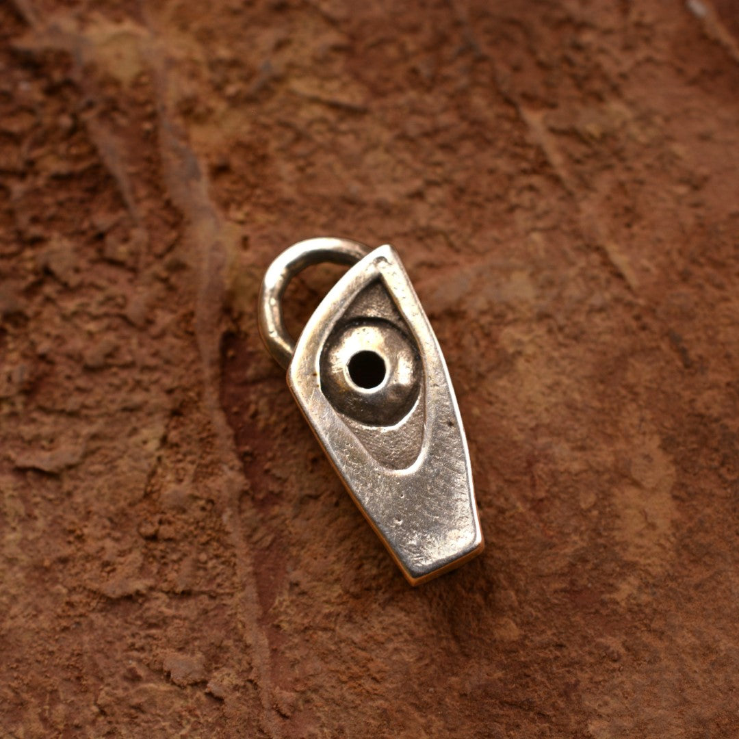 Сребърен медальон 925 „Око на закрилата“ | Талисман за защита и интуиция | Бохо – рустик – скулптурно бижу от Арт Дива
