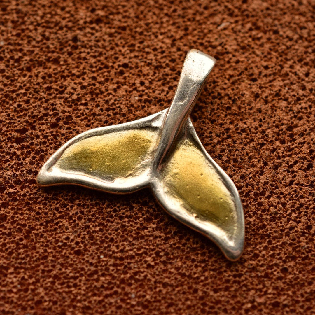 Сребърен медальон 925 „Опашка на кит“ със златни акценти | Символ на сила, свобода и океански дух | Ръчно изработено бижу от ArtDiva