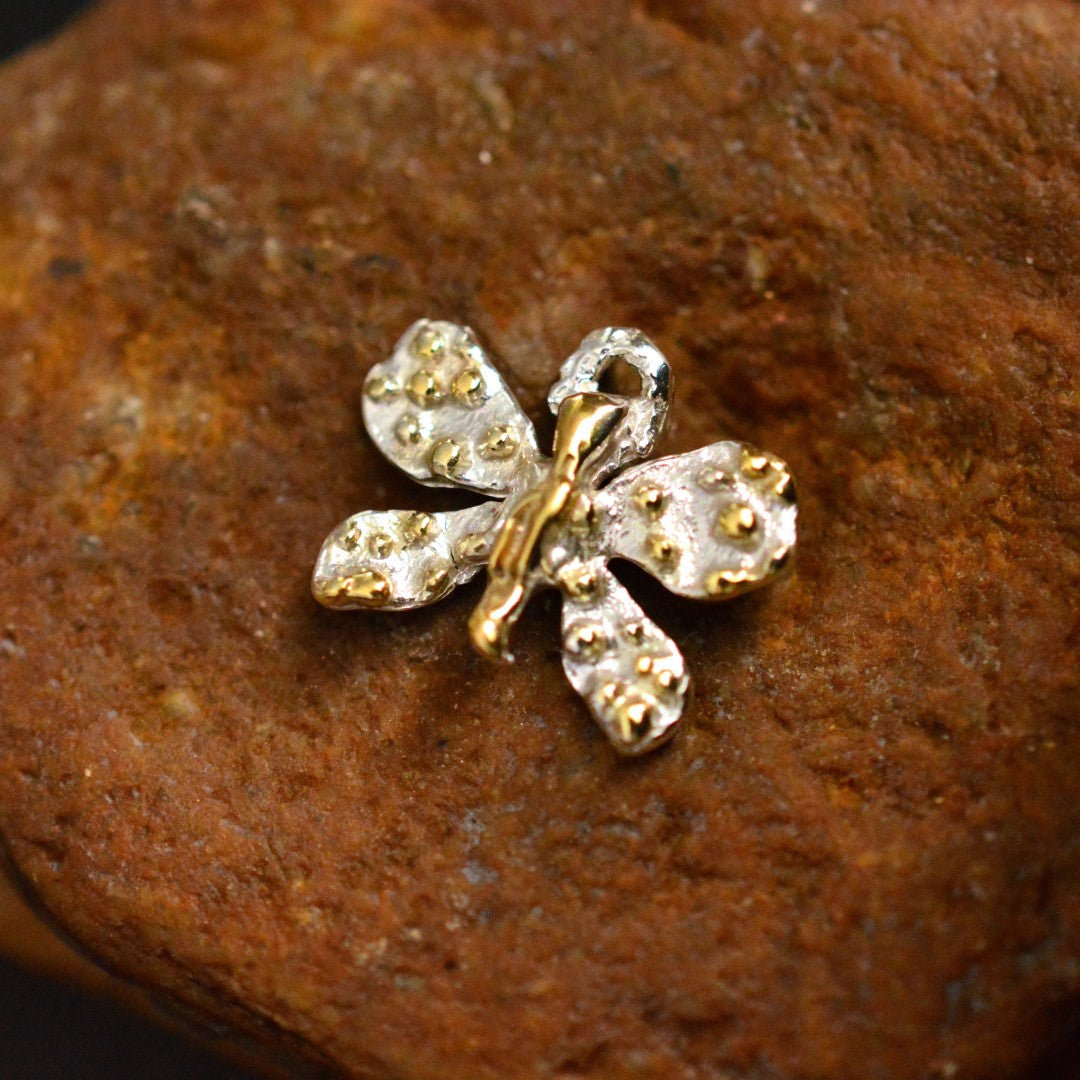 Сребърен медальон 925 пеперуда със златни акценти – талисман за промяна и лекота, ръчна изработка в бохо и рустик стил | Арт Дива