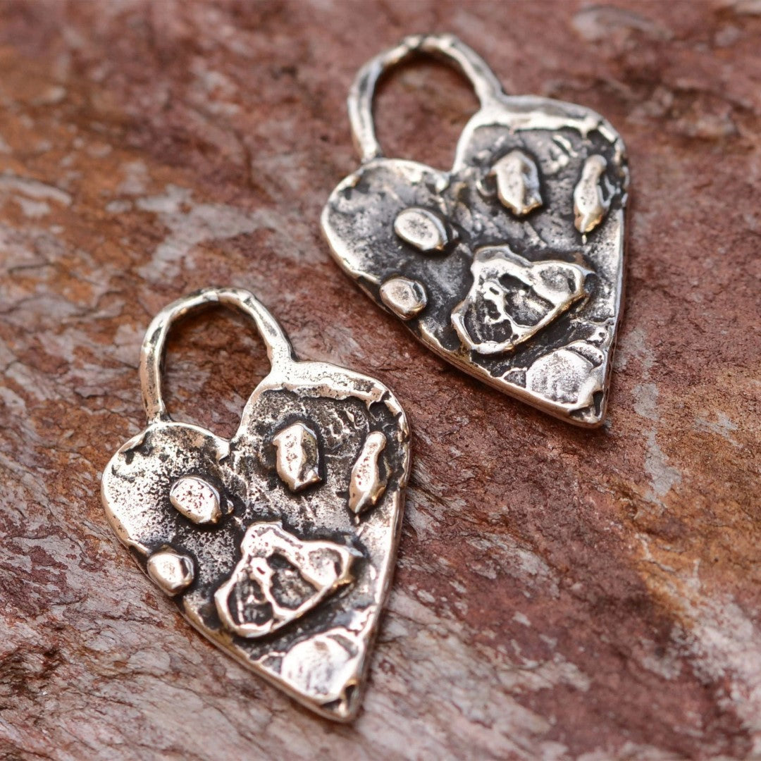 Сребърен медальон 925 лапичка в сърце – талисман за любов към животните, бохо и рустик бижу, подарък за майка, дъщеря или приятелка | Арт Дива