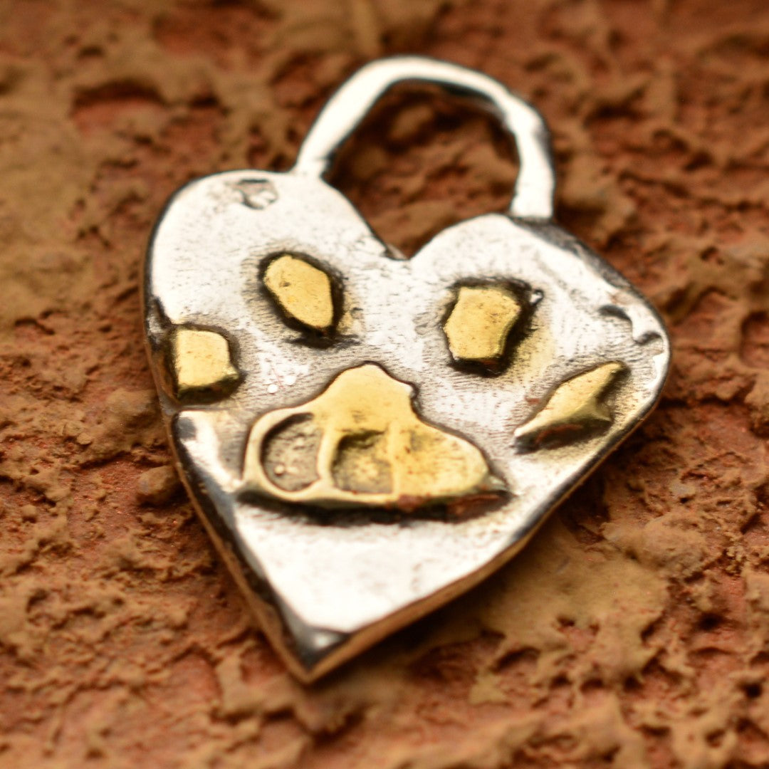 Сребърен медальон 925 „Пухкава следа“ | Амулет на любов и вярност | Ръчно изработено бижу със златни акценти от ArtDiva | Бохо – Рустик – Скулптурно бижу