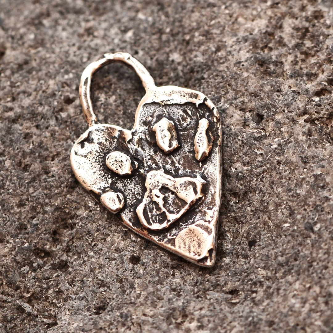 Сребърен медальон 925 лапичка в сърце – талисман за любов към животните, бохо и рустик бижу, подарък за майка, дъщеря или приятелка | Арт Дива