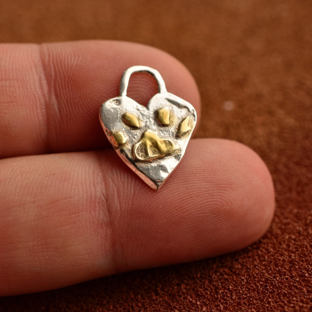Сребърен медальон 925 „Пухкава следа“ | Амулет на любов и вярност | Ръчно изработено бижу със златни акценти от ArtDiva | Бохо – Рустик – Скулптурно бижу