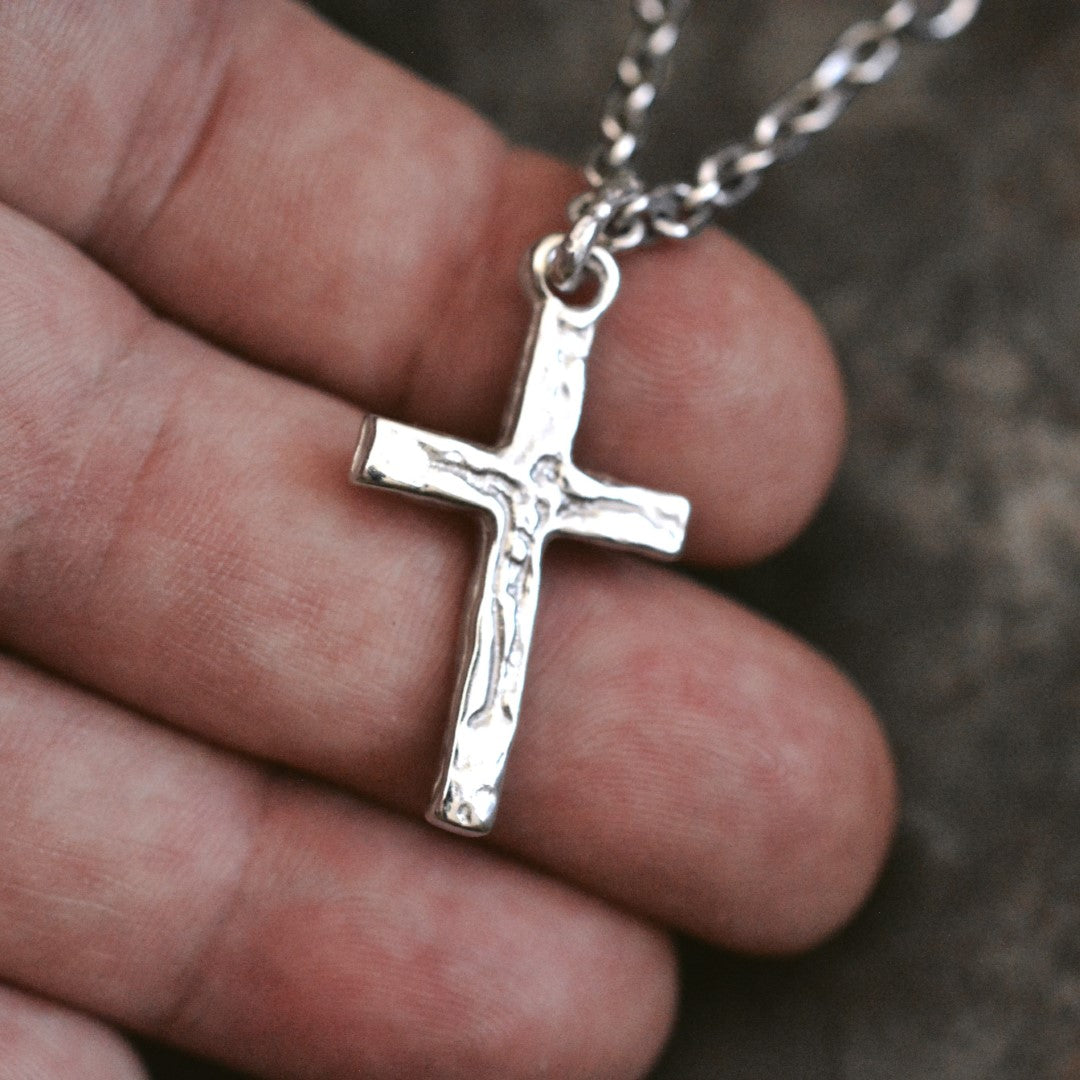 Сребърен мъжки медальон 925 „Разпятие“ – кръст с Исус Христос, символ на вяра и закрила, ръчно изработено скулптурно бохо-рустик бижу от Арт Дива, заснето в топли тонове върху ръка.
