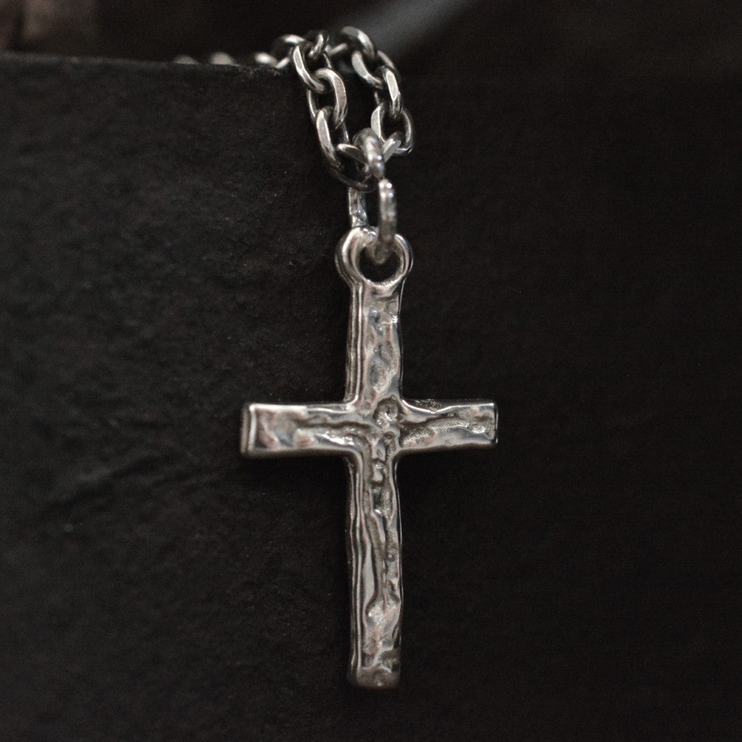 Сребърен мъжки медальон „Разпятие“ – Кръст с Исус Христос | 925 Стерлингово Сребро | Ръчна изработка Art Diva
