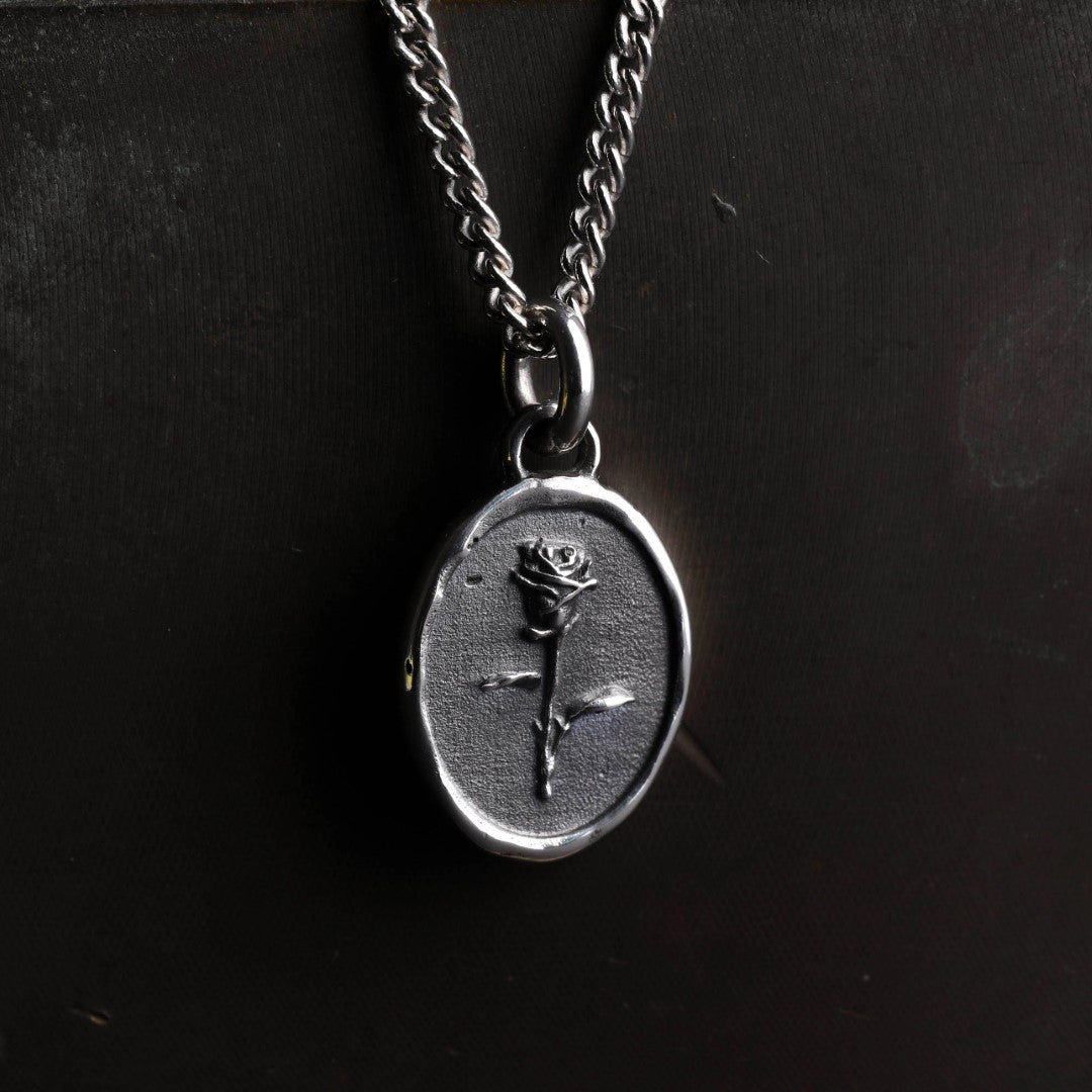 Сребърен медальон 925 „Memento Vivere“ с роза – ръчно изработен талисман, символ на любовта, красотата и преходността, бохо-рустик скулптурно бижу от Арт Дива, заснето върху тъмен артистичен фон.
