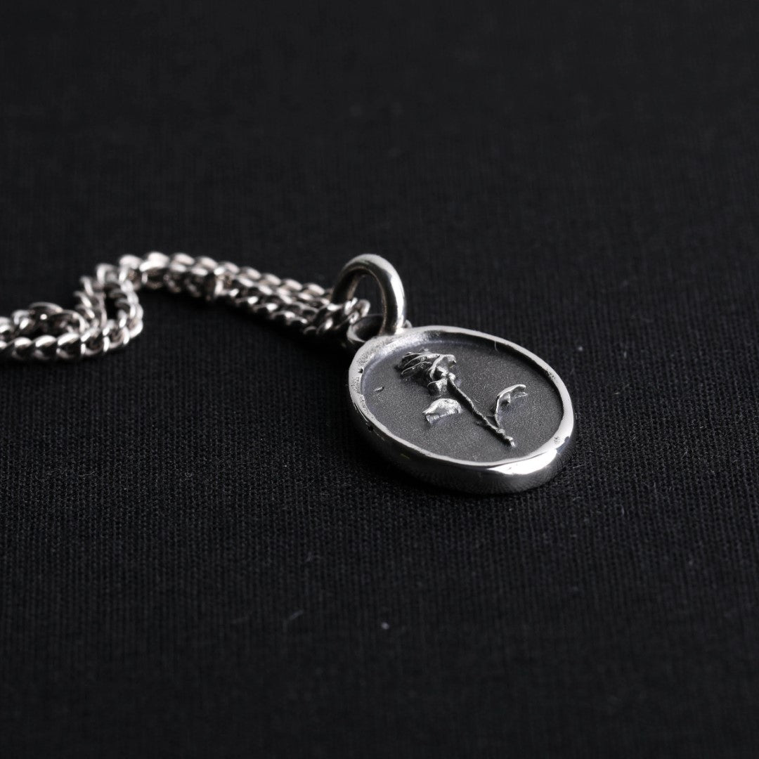 Сребърен медальон роза 925 | Арт висулка талисман „Memento Vivere“ | Символ на любов, красота и преходност| Ръчно изработено скулптурно бижу от Арт Дива