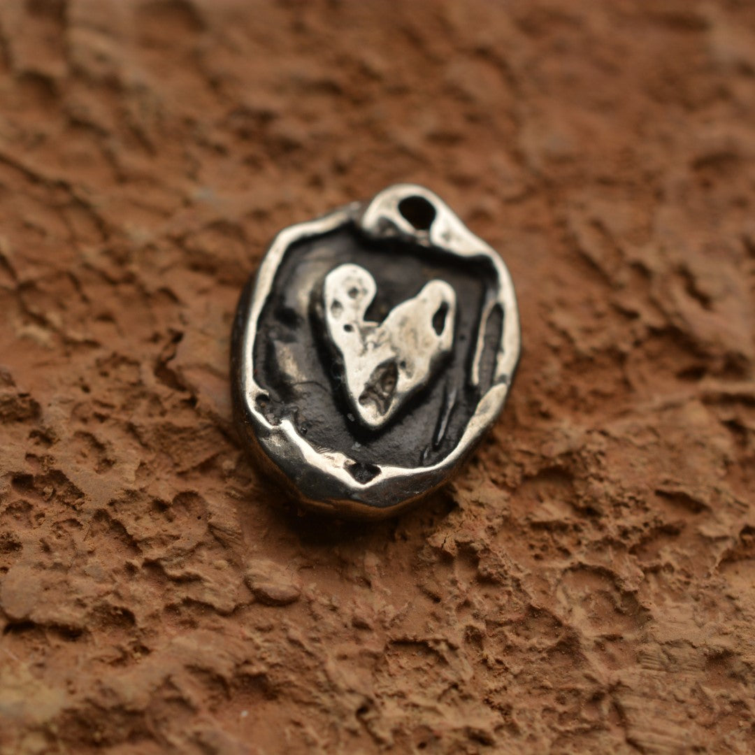 Сребърен медальон 925 „Рустикално сърце“ | Талисман и амулет на любовта и връзката | Ръчно изработено бижу от Арт Дива | Бохо – Рустик – Скулптурно бижу