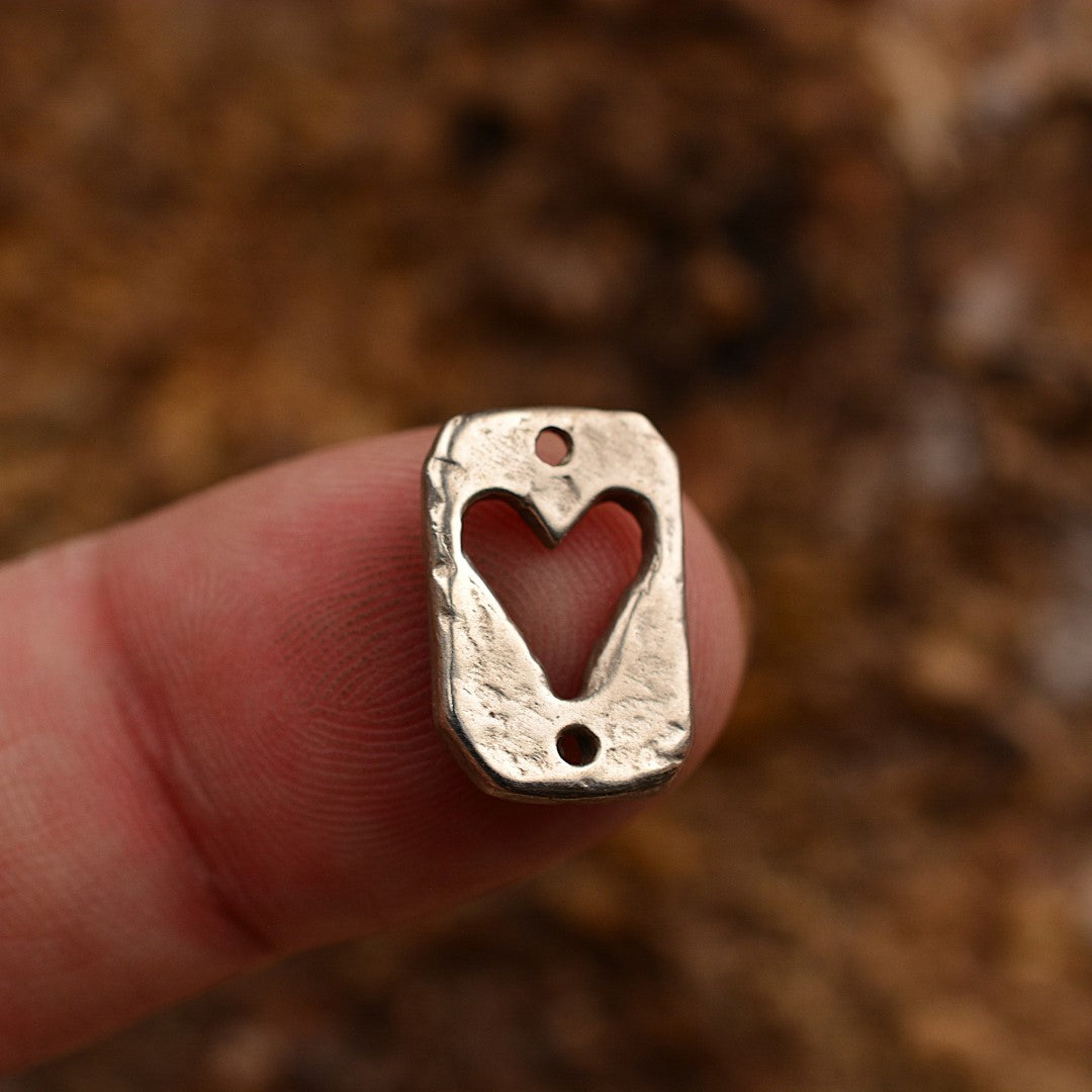 Сребърен медальон 925 „Сърце“ | Амулет на любовта и защитата | Ръчно изработен талисман от Art Diva | Бохо – Рустик – Скулптурно бижу