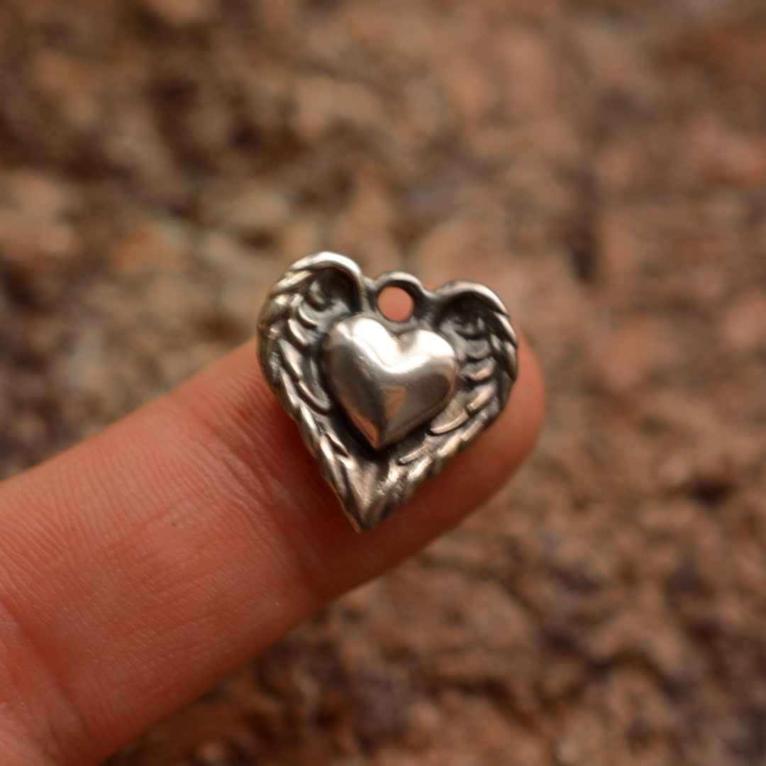 Сребърно бижу 925 – Медальон „Сърце с ангелски крила“, талисман за закрила и любов, бохо арт стил, ръчна изработка