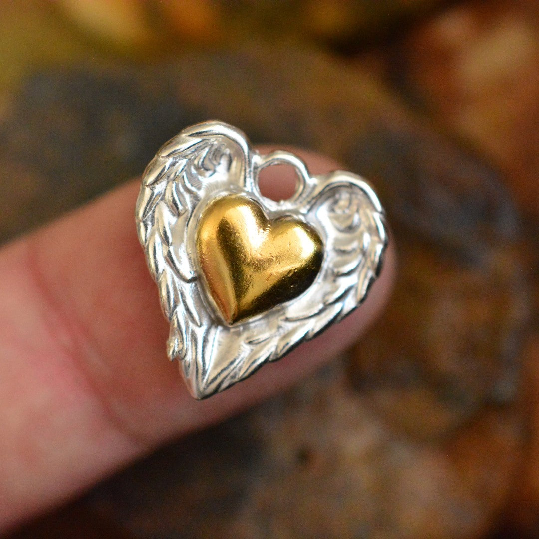 Сребърен медальон 925 със златен акцент – „Сърце с ангелски крила“ | Талисман за закрила и любов | Бохо – Арт – Рюстик | Ръчна изработка от Art Diva