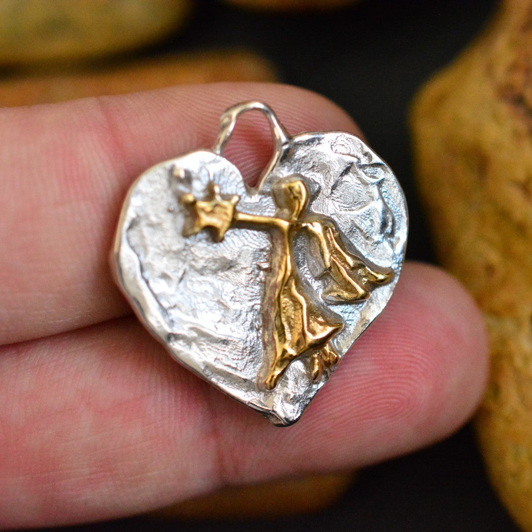 Сребърен медальон 925 „Ангелска закрила“ – сърце с ангел и звезда, талисман за защита, любов и вяра, ръчна изработка в бохо и рустик стил | Арт Дива