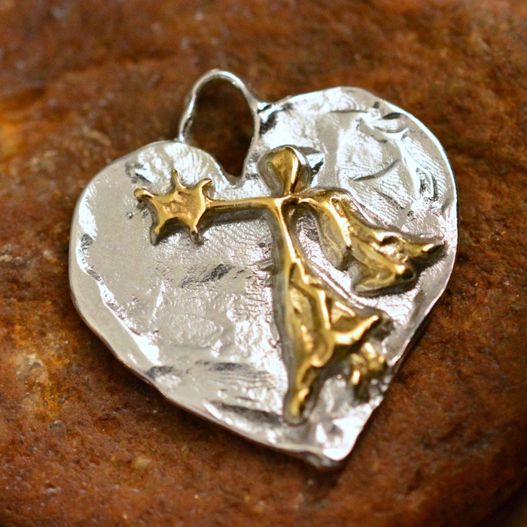 Сребърен медальон 925 „Ангелска закрила“ – сърце с ангел и звезда, талисман за защита, любов и вяра, ръчна изработка в бохо и рустик стил | Арт Дива