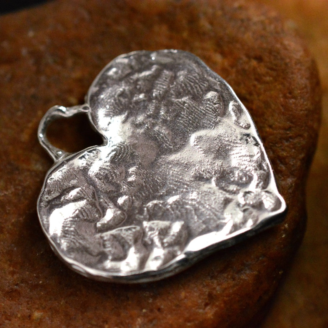 Сребърен медальон 925 „Ангелска закрила“ – сърце с ангел и звезда, талисман за защита, любов и вяра, ръчна изработка в бохо и рустик стил | Арт Дива