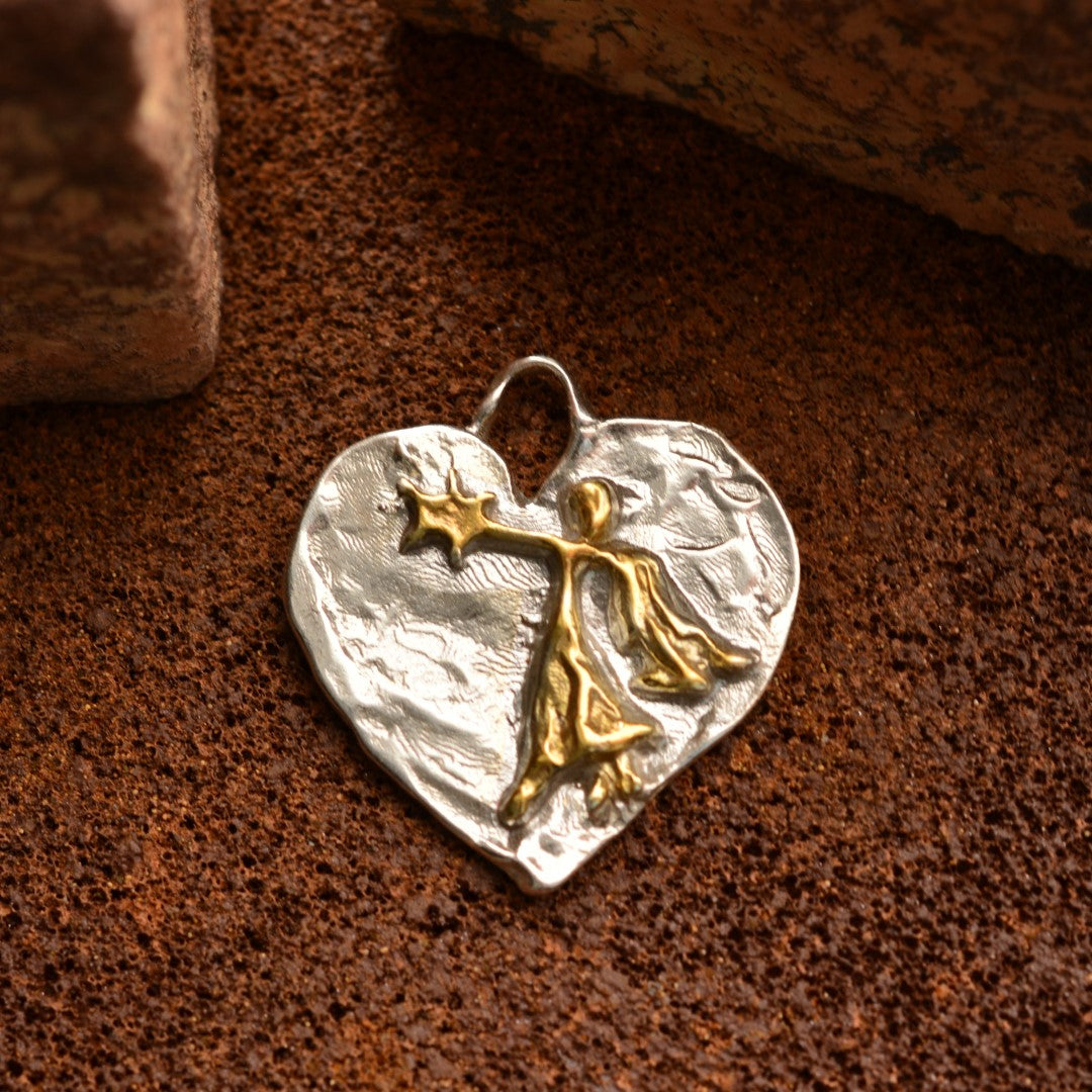 Сребърен медальон 925 „Ангелска закрила“ – сърце с ангел и звезда, талисман за защита, любов и вяра, ръчна изработка в бохо и рустик стил | Арт Дива