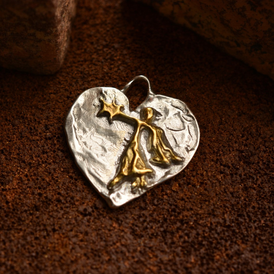 Сребърен медальон 925 „Ангелска закрила“ – сърце с ангел и звезда, талисман за защита, любов и вяра, ръчна изработка в бохо и рустик стил | Арт Дива