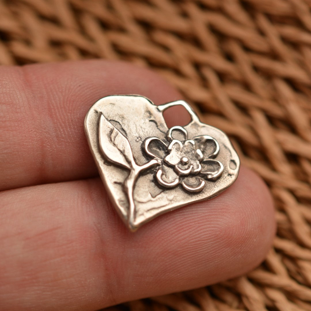 Сребърен медальон 925 сърце с цвете – талисман за любов, скулптурни бижута, бохо стил, ръчна изработка, подходящ подарък за майка, дъщеря или приятелка | Арт Дива
